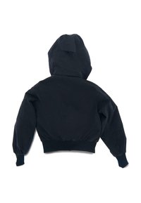 Fekete, rövidített fazonú kapucnis pulóver magas gallérral, ballon ujjakkal és bordázott szegéllyel. Puha anyag sima textúrával. Hátul egy hurok részlet található.