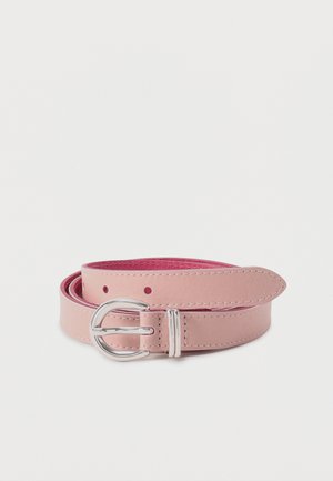 Ceinture en cuir rose clair avec boucle arrondie argentée, enroulée sur un fond blanc.