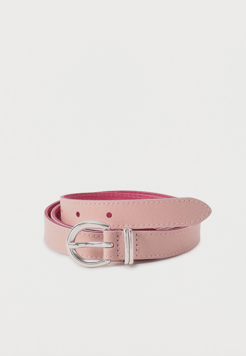 Ceinture en cuir rose clair avec boucle arrondie argentée, enroulée sur un fond blanc.