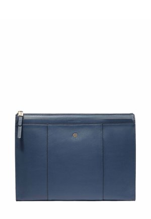 Marineblauwe leren clutch met een gladde textuur, voorzien van een ritssluiting, goudkleurige hardware en drie verticale paneelaccenten aan de voorkant.