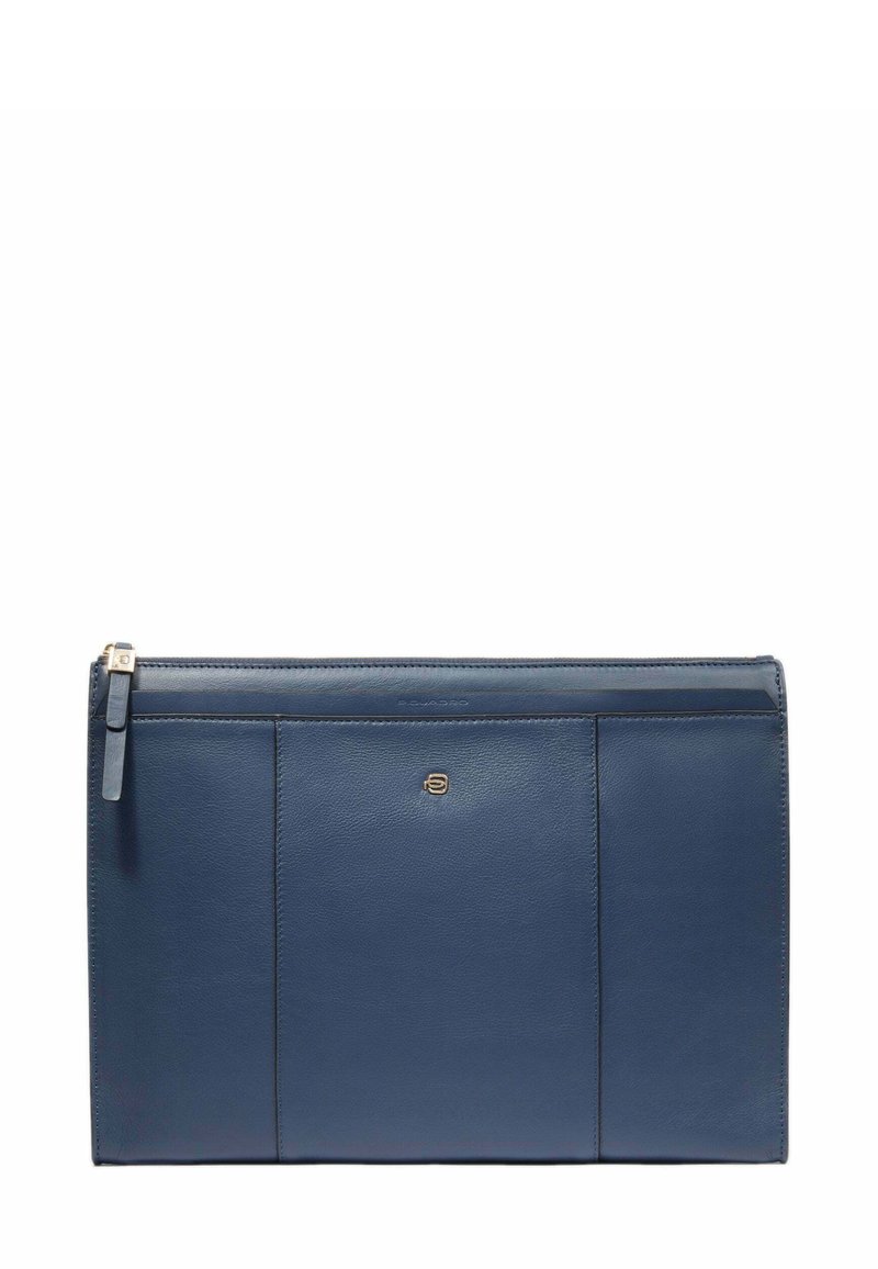 Pochette in pelle blu navy dalla texture liscia, con chiusura a zip, dettagli in metallo dorato e tre pannelli verticali decorativi sulla parte anteriore.