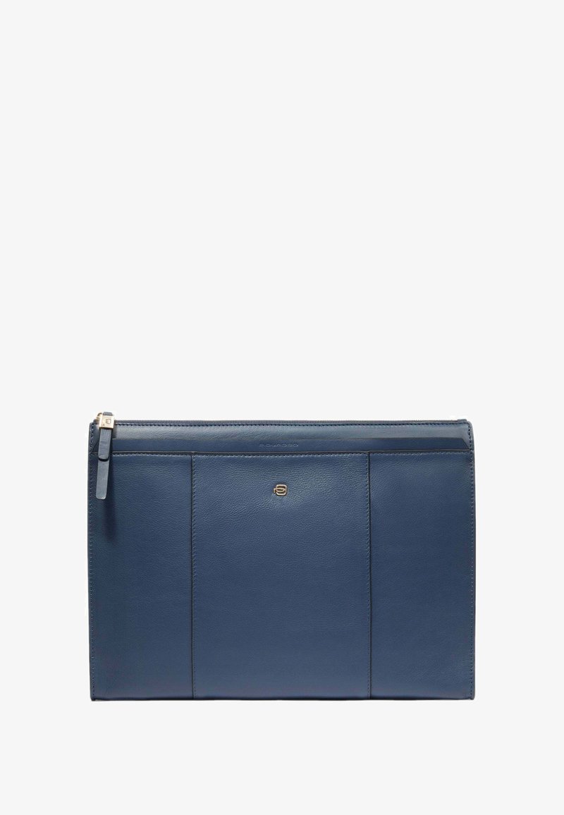Marineblauwe leren clutch met een gladde textuur, voorzien van een ritssluiting, goudkleurige hardware en drie verticale paneelaccenten aan de voorkant.