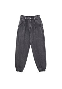 Pantalon jogger en denim gris foncé taille haute avec poches avant, fermeture par bouton et zip, et poignets élastiqués aux chevilles.