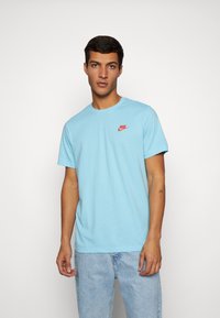 Nike Sportswear CLUB TEE - T-shirt básica - blaurot