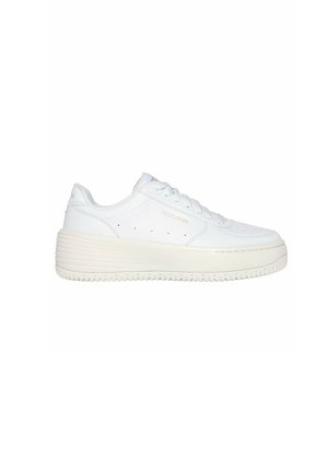 Zapatilla blanca de cuero con una suela de plataforma texturizada, detalles perforados y un sutil logo en el costado. Presenta cordones planos y puntera redondeada.
