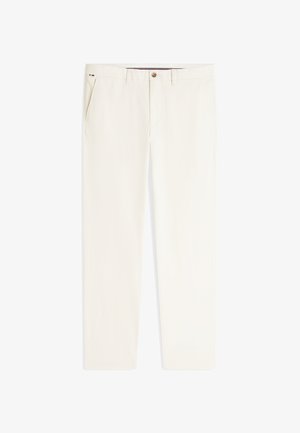 Herren-Slim-Fit-Hose in Offwhite mit Vordertaschen, Gürtelschlaufen und brauner Knopfverschluss.