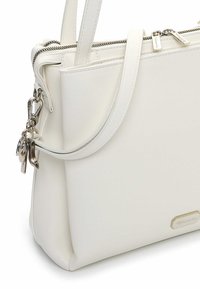 Vit handväska i läder med två axelremmar, dragkedjestängning och silverfärgade beslag. Har en slät yta och en logotypplatta.