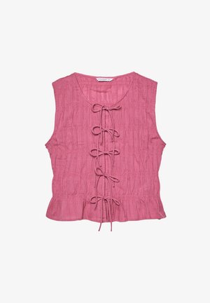 Blouse sans manches rose avec une finition texturée, dotée d'un détail de laçage à l'avant et d'un ourlet évasé. Design léger et à coupe décontractée.