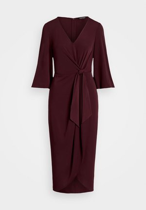 Bordowa sukienka do kolan z dekoltem w serek, z szerokimi rękawami i skręconym detalem z wiązaniem. Wykonana z gładkiego materiału.