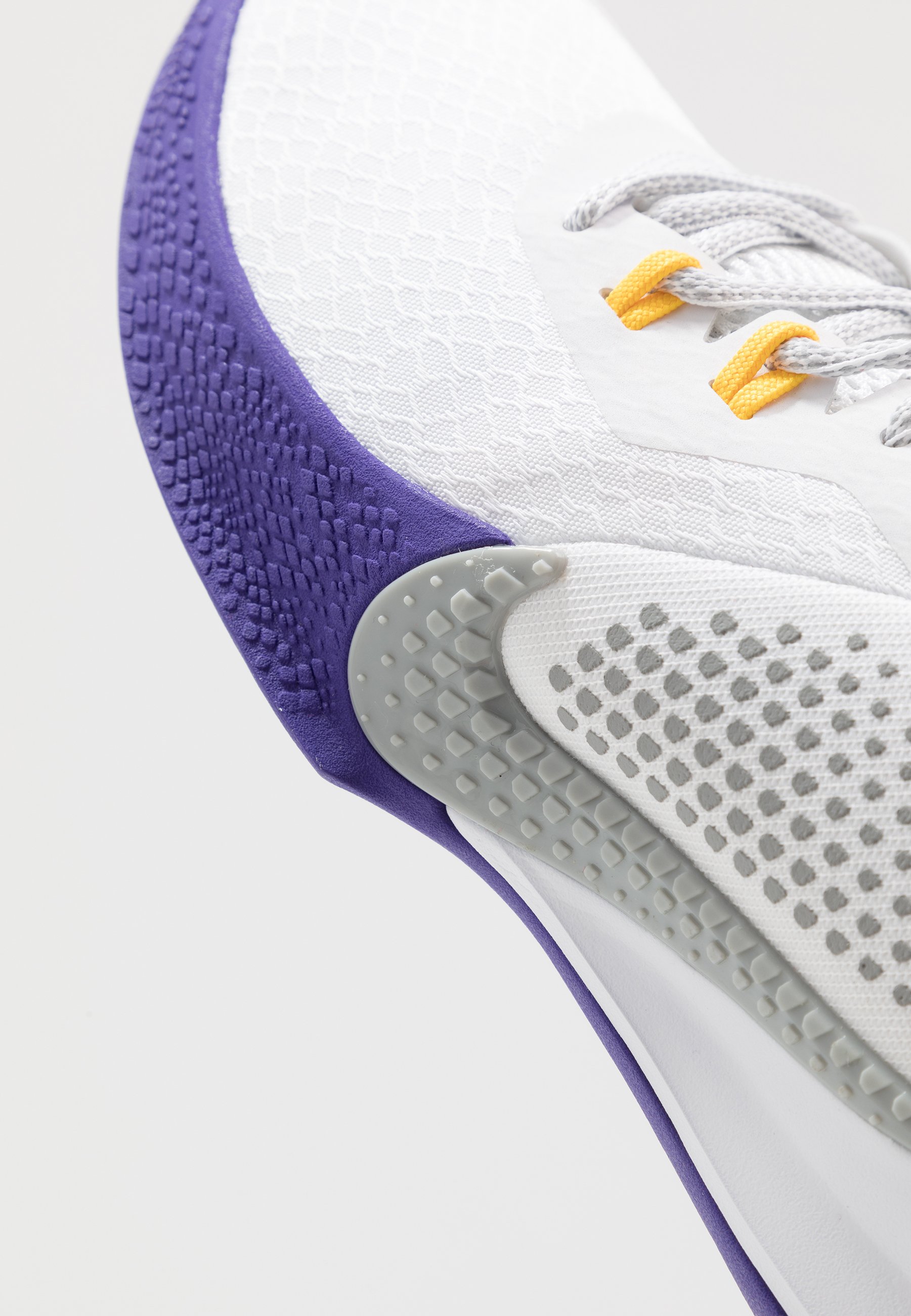 Nike Performance MAMBA FURY - Basketsko - white/light smoke grey/field  purple/amarillo/hvid - Zalando.dk