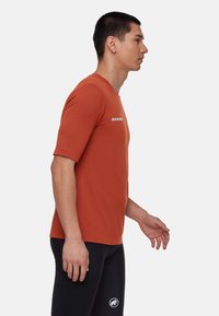 Mammut ASSOS X MAMMUT TACTICA TECH T5 - T-shirt con stampa - rust