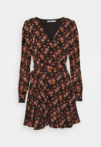 Vestido largo de manga larga negro con estampado floral en naranja, rojo y blanco, escote en V y cinturón atado en la cintura.