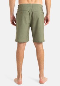 Zelené textúrované šortky s priliehavým pásom, zadnými vreckami a akcentom na gombík. Vyrobené z ľahkého materiálu, vhodné na bežné nosenie.