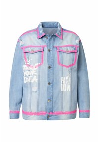 Veste en denim bleu clair avec détails usés, bord rose au col et à l'ourlet, et graphismes en texte blanc sur le devant.