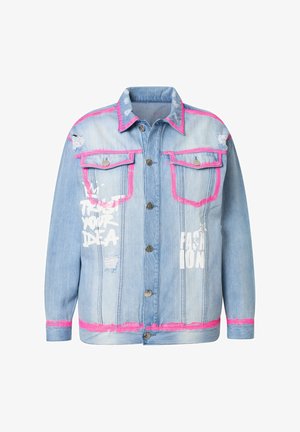Jeansjacke in Hellblau mit distressed Details, pinkem Besatz am Kragen und Saum sowie weißen Textgrafiken auf der Vorderseite.