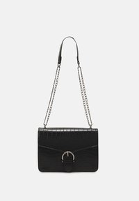 Černá kožená kabelka s krokodýlí texturou, zdobená stříbrnou sponou a řetízkem. Obdélníkový tvar s klopou na zavírání.