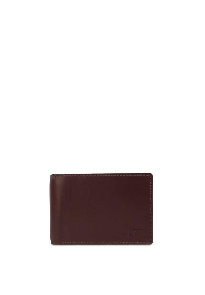 Cartera de cuero marrón con un acabado suave, forma rectangular y costuras sutiles. Presenta el logotipo en relieve "JOST" en la esquina inferior derecha.