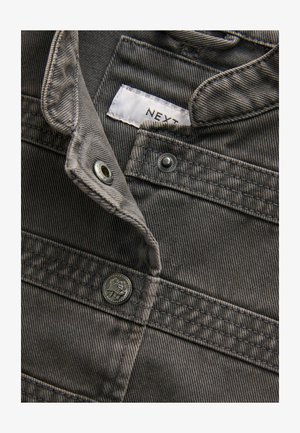 Hallvärviline triibuline kangas särk, millel on kontrastne õmblus, nööpide sulgemine ja "NEXT" silt. Materjalil on sile tekstuur.