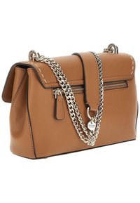 Sac à main en cuir tan avec un design structuré, bandoulière en chaîne argentée, rabat à l'avant et des coutures contrastées. Comprend une poche zippée.