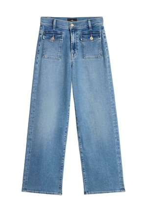 Jean en denim bleu clair à jambes larges, taille haute, poches avant à rabat avec boutons, passants de ceinture et fermeture par bouton.