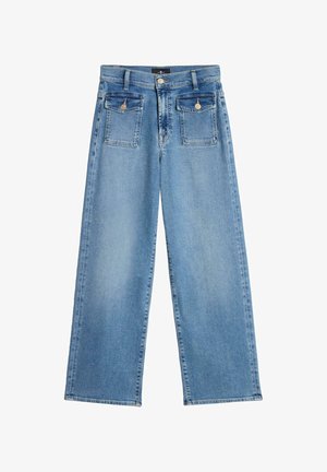 Jean en denim bleu clair à jambes larges, taille haute, poches avant à rabat avec boutons, passants de ceinture et fermeture par bouton.