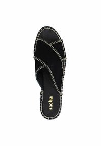 Zwarte suède slip-on sandaal met kruisbandontwerp, voorzien van contrasterende witte stiksels. Gouden logo op de binnenzool. Gladde textuur, open teen.