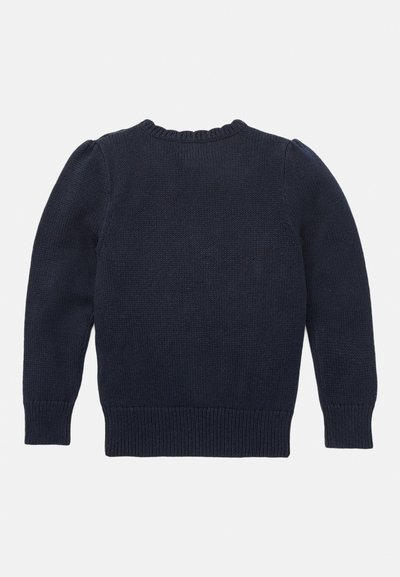 Temno modra pletena pulover z zaobljenim izrezom, dolgimi rokavi, rebrastimi manšetami in spodnjim robom ter vzorcem z reliefom. Brez vidnih zadrg ali gumbov.