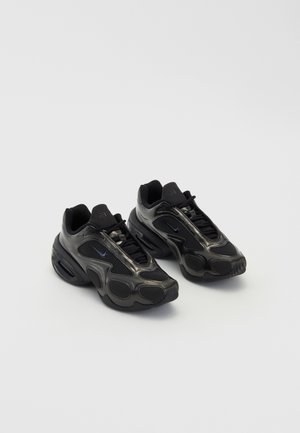 Mustad musta värvi spordijalatsid sünteetilisest materjalist, võrgusilmaga detailidega ja ümarate taldadega. Omab paeltesüsteemi ja väljapaistvat Nike logo keelel.