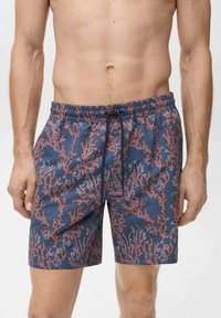 Morske kratke hlače v mornarsko modri barvi z vzorcem koralnega grebena v rdeči in modri barvi, elastičen pas z vrvico za zategovanje ter lahka, gladka tekstura.