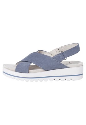 Blå ruskindssandal med krydsrem-design, polstret sål, hvid platformssål med struktureret greb, der har en bagside rem for støtte.