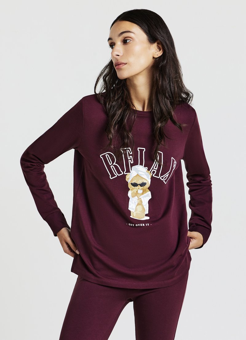 Haut à manches longues couleur bordeaux avec une coupe décontractée, un col rond, et un graphisme d'ours portant des lunettes de soleil. Assorti à un legging assorti.