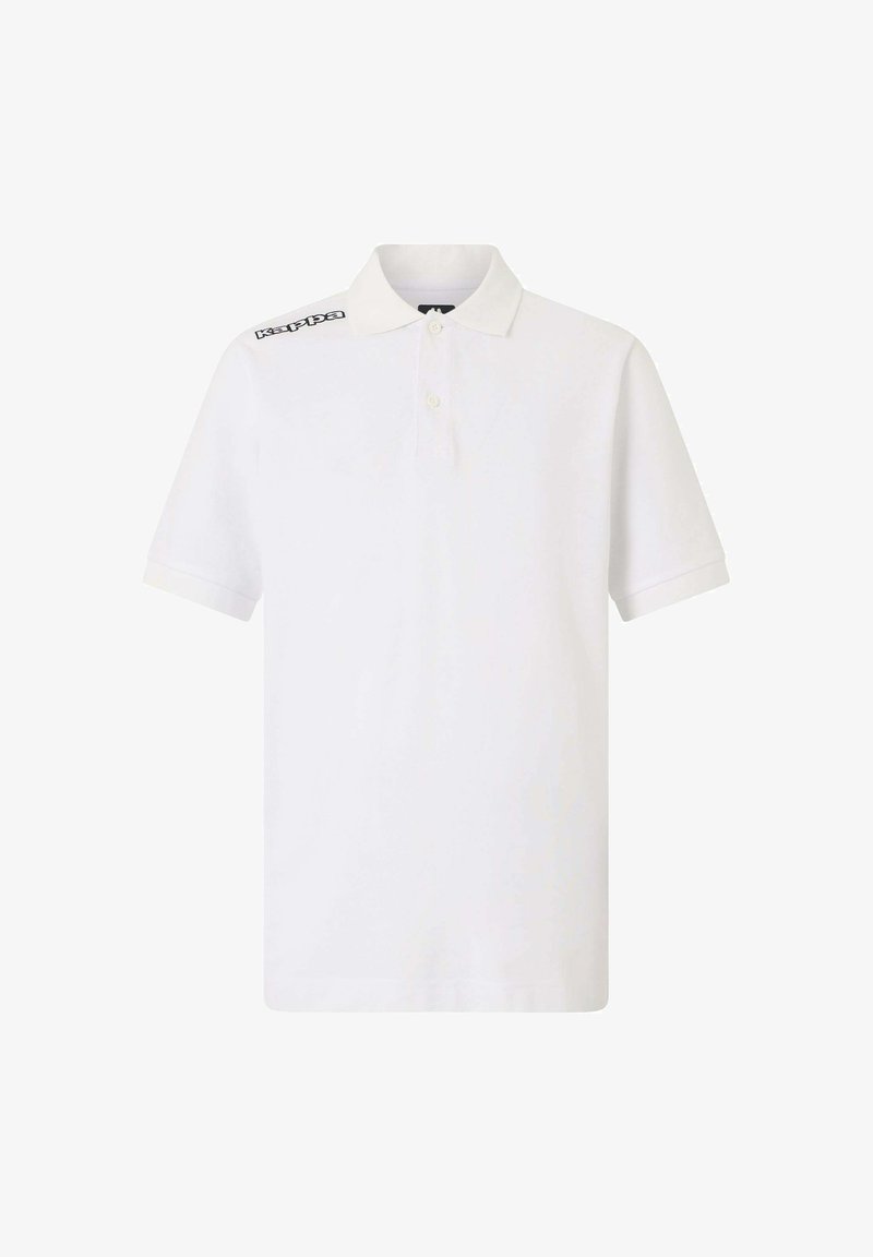 Chemise polo blanche en coton, dotée d'un col, de deux boutons et d'un logo noir sur l'épaule gauche. Manches courtes avec un ourlet droit.