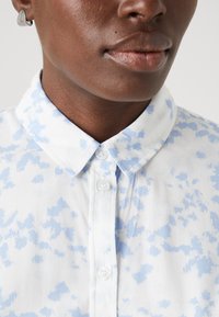 Samsøe Samsøe MAJAN SHIRT - Button-down blouse - light blue