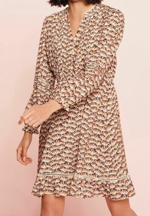 Sukienka z długim rękawem, zdobiona kolorowym wzorem piór, z marszczoną górą i falbaną u dołu, wykonana z lekkiego materiału.