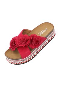 Rote Wildleder-Plateausandale mit drei dekorativen Blumen auf dem Obermaterial. Verfügt über eine gewebte weiße und rote gemusterte Sohle mit metallischen Akzenten.