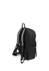 Sac à dos noir avec des bretelles rembourrées aux accents gris, plusieurs compartiments zippés et un tissu texturé pour la durabilité.