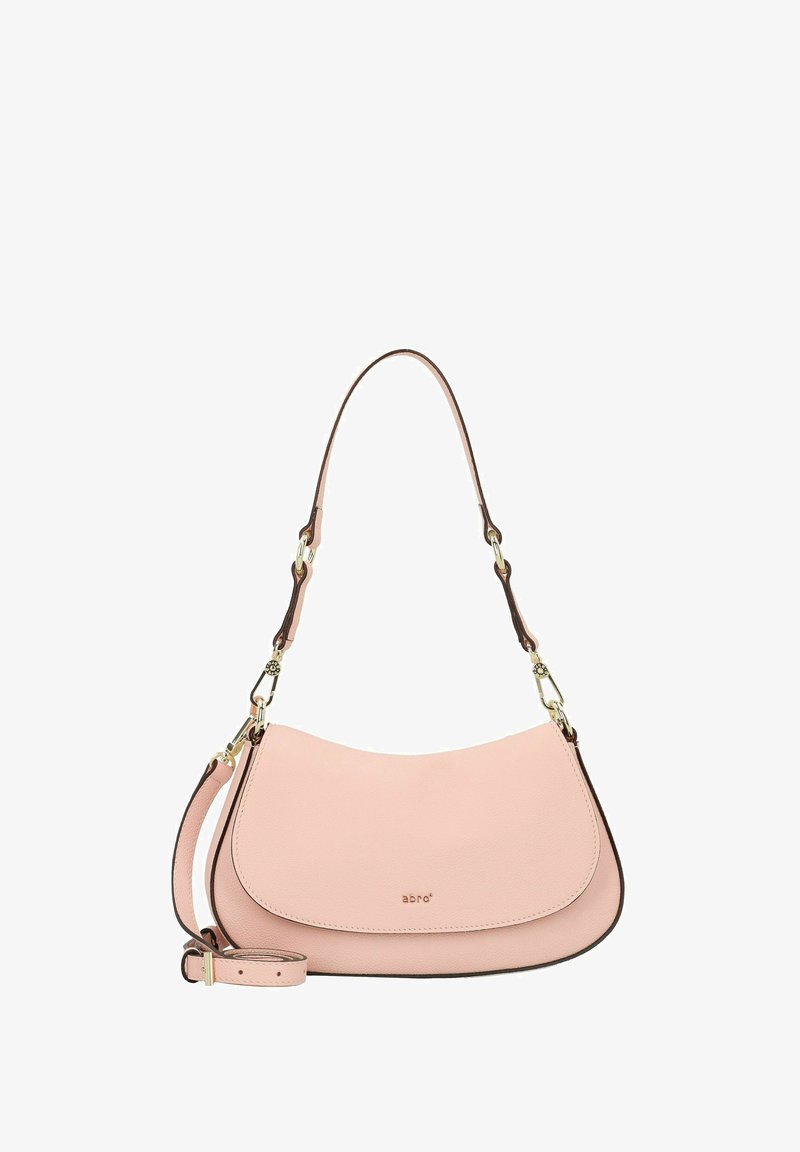 Borsa a tracolla in pelle rosa con una texture liscia, forma curvilinea, tracolla rimovibile e dettagli in metallo color oro. Logo impressa sulla parte anteriore.