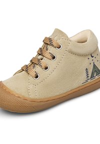 Sneaker in camoscio beige con lacci marroni e punta rotonda. Presenta una grafica di una tenda e alberi, suola in gomma con superficie testurizzata.