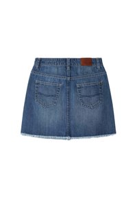 Denim mini krilo s raztrganim robom, dvema zadnjima žepoma in rjavim usnjenim logotipom na pasu. Barva je srednje modra pranje.