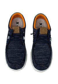 Zapatos de tela azules con forro naranja y suelas blancas. Presentan una parte superior texturizada, cordones tradicionales y un acento de cuero en la lengüeta.