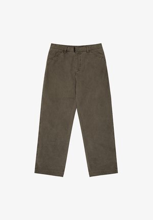 Pantalones de pana marrones con un corte holgado, diseño de pierna recta, dos bolsillos frontales y un bolsillo trasero. Cuentan con cierre de botón y cremallera.