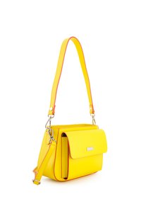 Gelbe Leder-Crossbody-Tasche mit Klappenverschluss, roten Akzenten, verstellbarem Tragegurt und silbernem Zubehör. Kompakte und strukturierte Form.