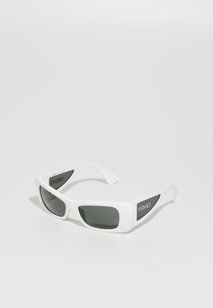 Lunettes de soleil blanches avec des verres gris, forme rectangulaire et monture en plastique lisse. Logo Versace affiché sur le côté extérieur des branches.