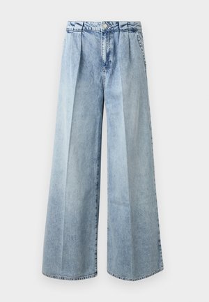 Jeans azzurri a gamba larga con pieghe frontali, vita alta, chiusura con bottoni e tasche laterali su uno sfondo bianco semplice.