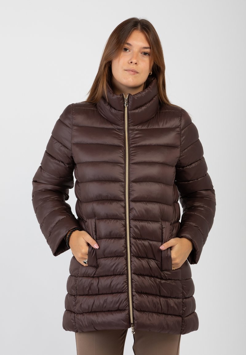 Giacca puffa marrone con colletto alto, chiusura con zip e tasche laterali. Presenta un motivo trapuntato e una superficie liscia e lucida.
