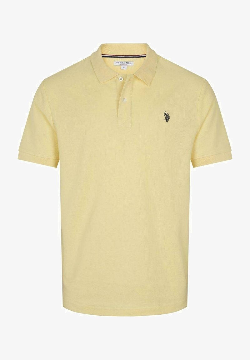 Polo jaune en tissu texturé, avec un col, un patte de boutonnage à deux boutons, des manches courtes et un petit logo noir sur la poitrine.