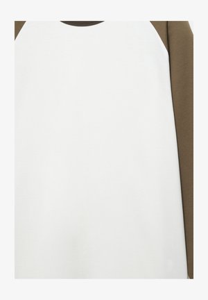 Biały bawełniany T-shirt z brązowymi raglanowymi rękawami. Posiada okrągły dekolt i gładką fakturę. Prosty design bez dodatkowych wzorów czy akcentów.