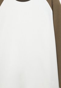 Tricou alb din bumbac cu mâneci raglan maro. Are guler rotund și textură netedă. Design simplu, fără modele sau accente suplimentare.