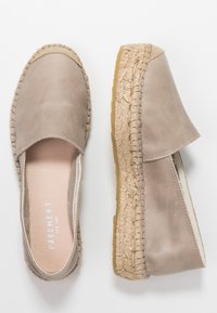 Espadrillas in pelle beige con suola in juta intrecciata. Design a punta chiusa con pannelli elastici laterali e suola in gomma piatta per aderenza.