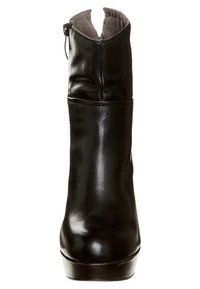 Czarny skórzany botek za kostkę z zaokrąglonym noskiem, gładkim wykończeniem i bocznym zamkiem. Posiada lekko podwyższony obcas na platformie.